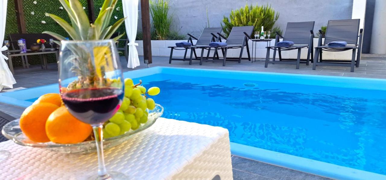 Sunny Holiday House With Pool Kaštela Exterior foto