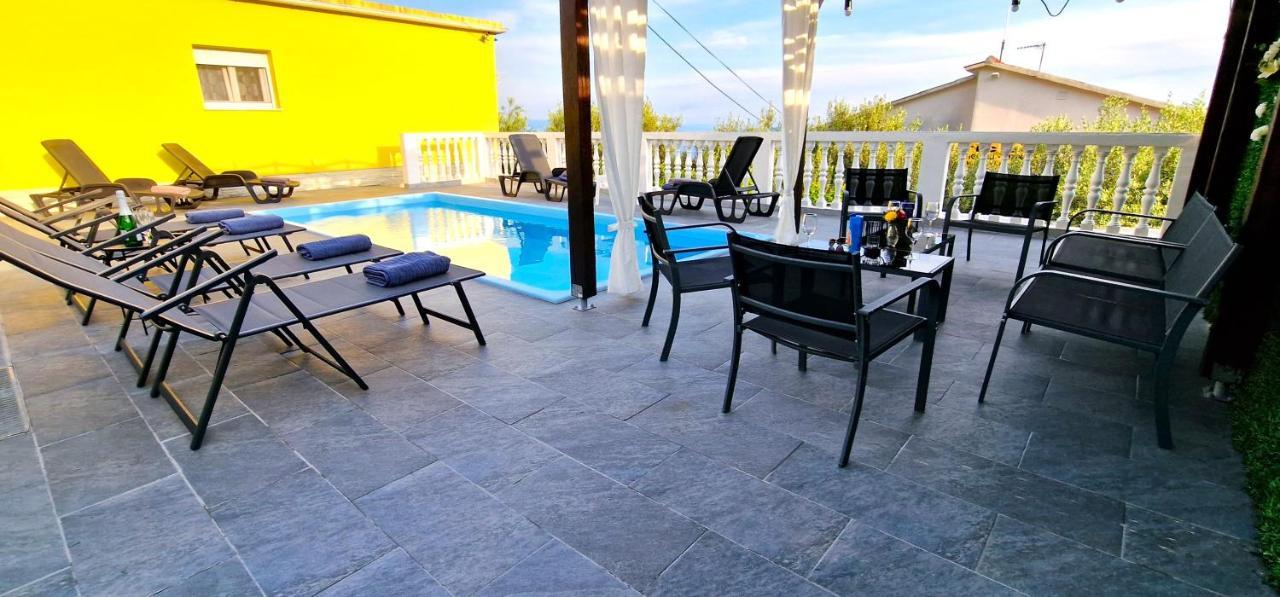 Sunny Holiday House With Pool Kaštela Exterior foto